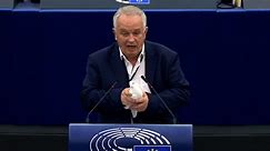 Eurodeputato slovacco libera una colomba nel Parlamento Ue: "Un messaggio di pace". Imbarazzo in Aula: "Riuscite a catturarla?" - Il Fatto Quotidiano