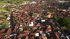 インドネシアのバリ島にあるバリの村の瓦屋根のトップビュー。