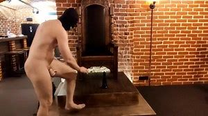 La padrona tortura il suo schiavo: scosse elettriche, sculacciate, plug anale e fetish dei piedi