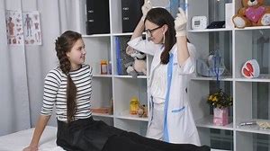 Friendly Female Doctor Examining Girl Teenager Stockvideoklipp (helt royaltyfria) 1020404698 | Shutterstock