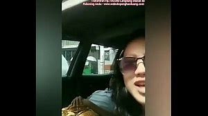 Bokep Indonesia | Ngemut Kontol LIVE di Mobil