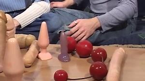 Ce couple gay testent des jouets sexuels