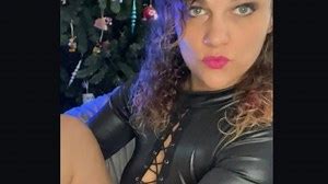 Squirting Milf in Latex needs a Smoke