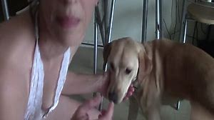 Porno zoo amateur d'une mature baisant avec un chien