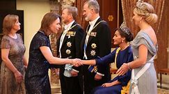 La reina Letizia atiende el besamanos real de Ámsterdam sentada en un taburete