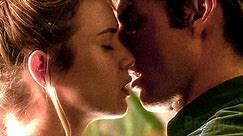 Tom Cruise passionately kisses Renee Zellweger